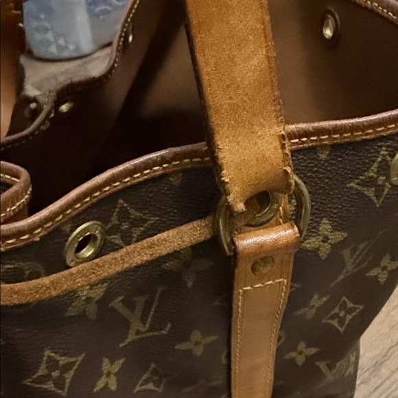 Louis Vuitton Monogram Canvas Shoulder Bag - Picture 4 of 14